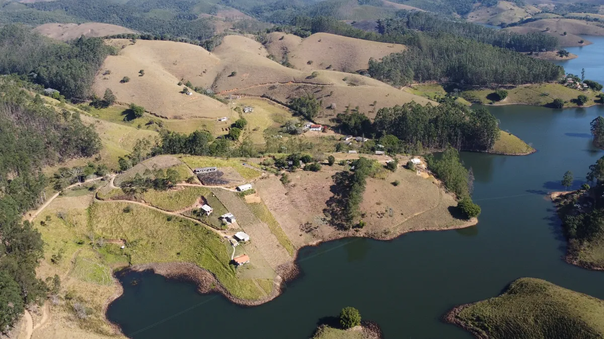 Represa e morros vistos do alto em Natividade da Serra